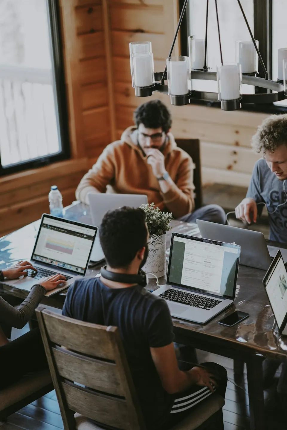 Des professionnels réunis autour d’un projet dans un espace de travail lumineux